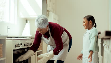 Niña-Emocionada,-Aprendiendo-Y-Cocinando