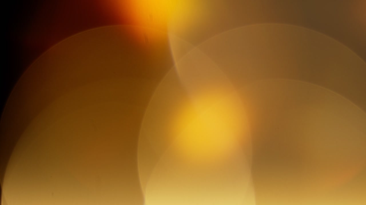 la luz multicolor filtra imágenes de 4k en fondo negro, estilizando el video, las transiciones, el efecto bokeh.