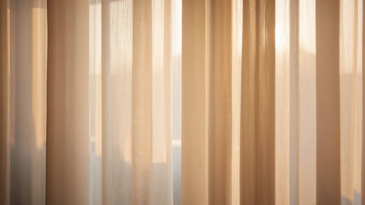 Sol quente filtrando pela janela, fazendo cortinas bege translúcidas se moverem no quarto, revelando um peitoril discreto.