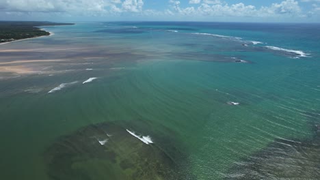 volando sobre la playa de são miguel dos milagres en el estado de alagoas, brasil.