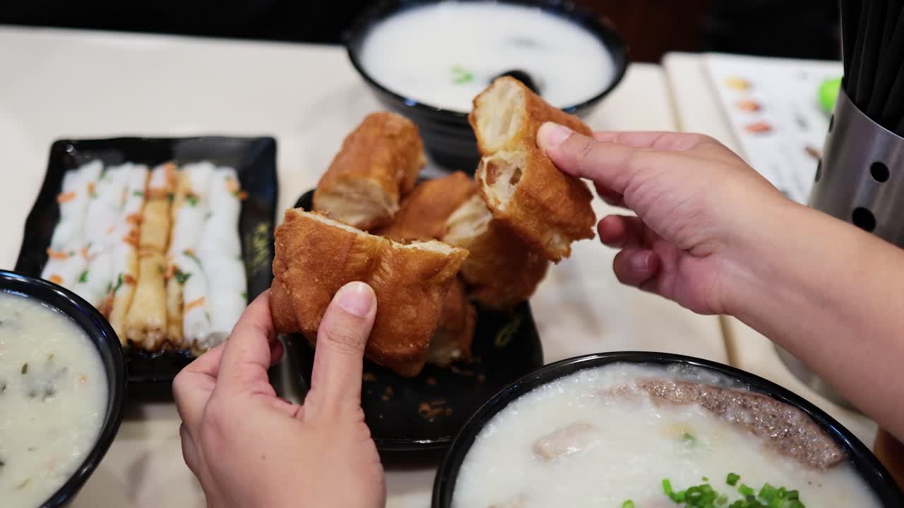 중국식 아침식사를 먹고
