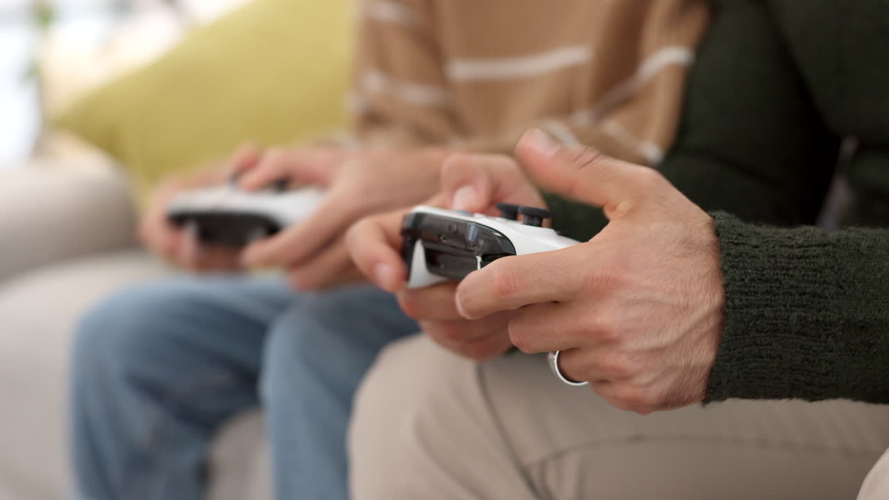 mani di coppia, videogioco e giochi eccitati