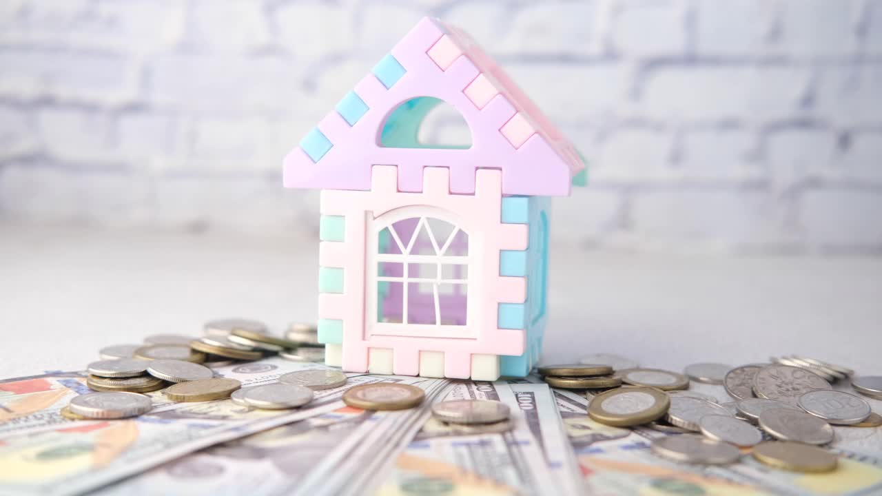 casa de juguete en dinero con monedas