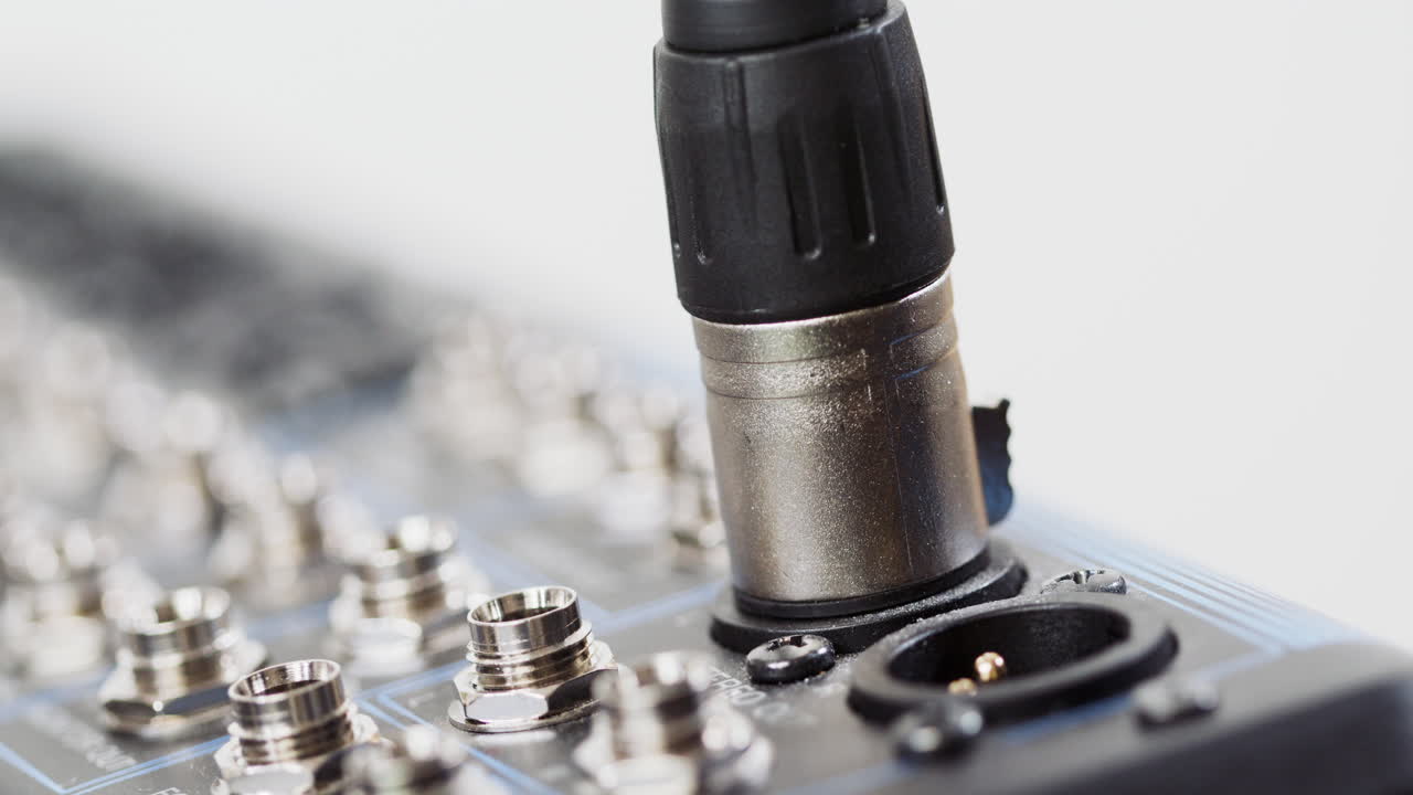 오디오 믹서에 연결된 xlr 케이블