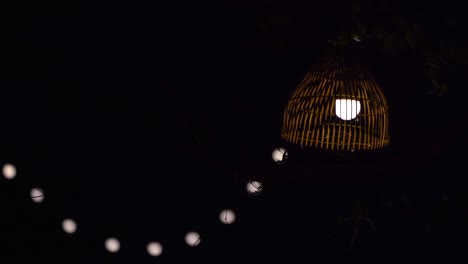 luz y bokeh borroso en el fondo de la fiesta nocturna