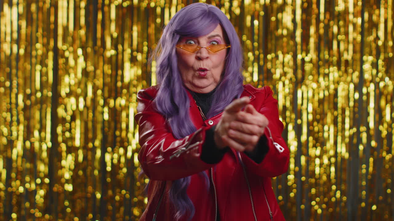 mujer apuntando a su alrededor con un gesto de arma de dedo, disparando matando con una pistola de mano justo en el objetivo