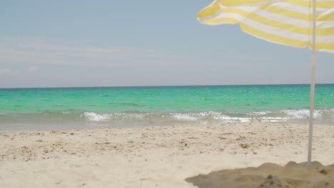 paraguas de playa en una playa tropical soleada