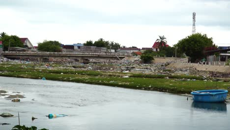 Contaminación-Ambiental-En-La-Orilla-Del-Río-En-La-Canción-Cai-Phan-Sonó-En-Vietnam