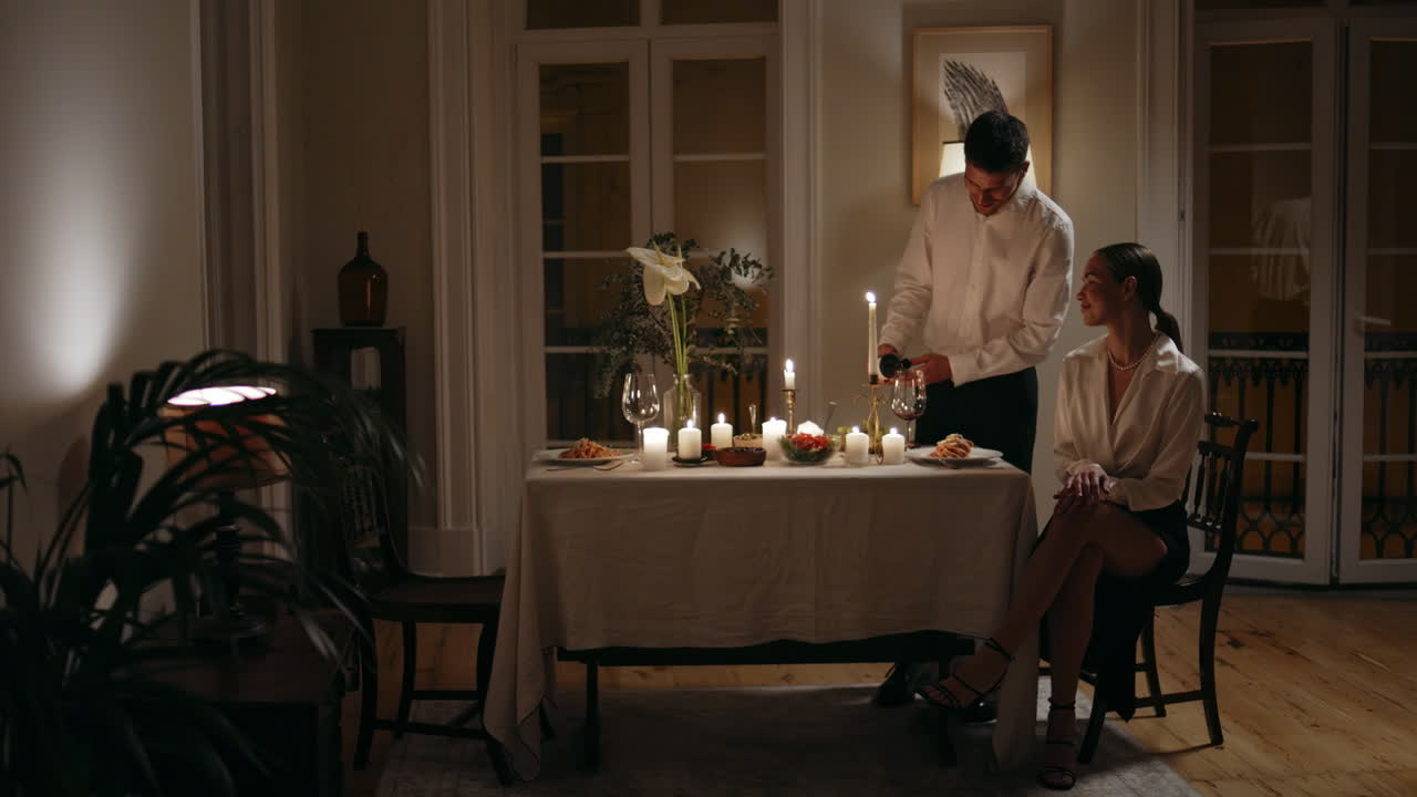 돌보는 남편은 만적인 데이트에서 와인을 고 있습니다. 결혼기념일을 맞는 부부