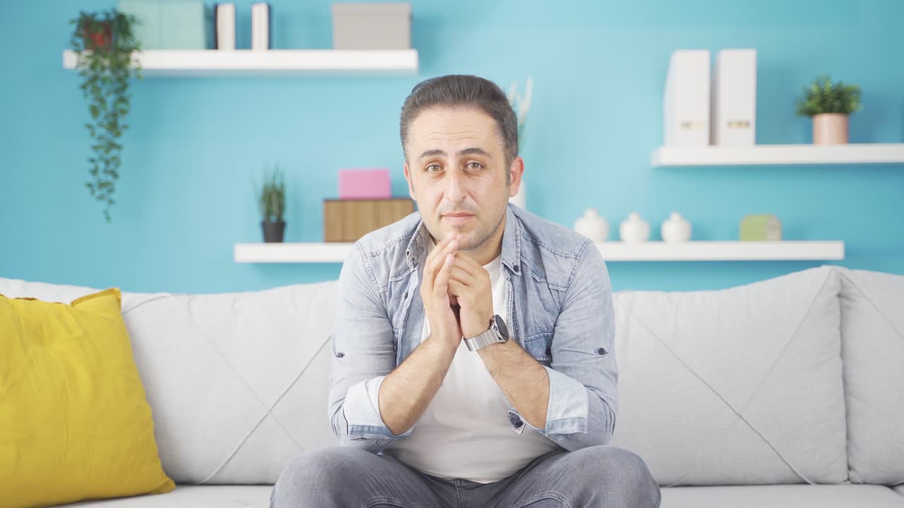 hombre disculpándose mirando a la cámara.