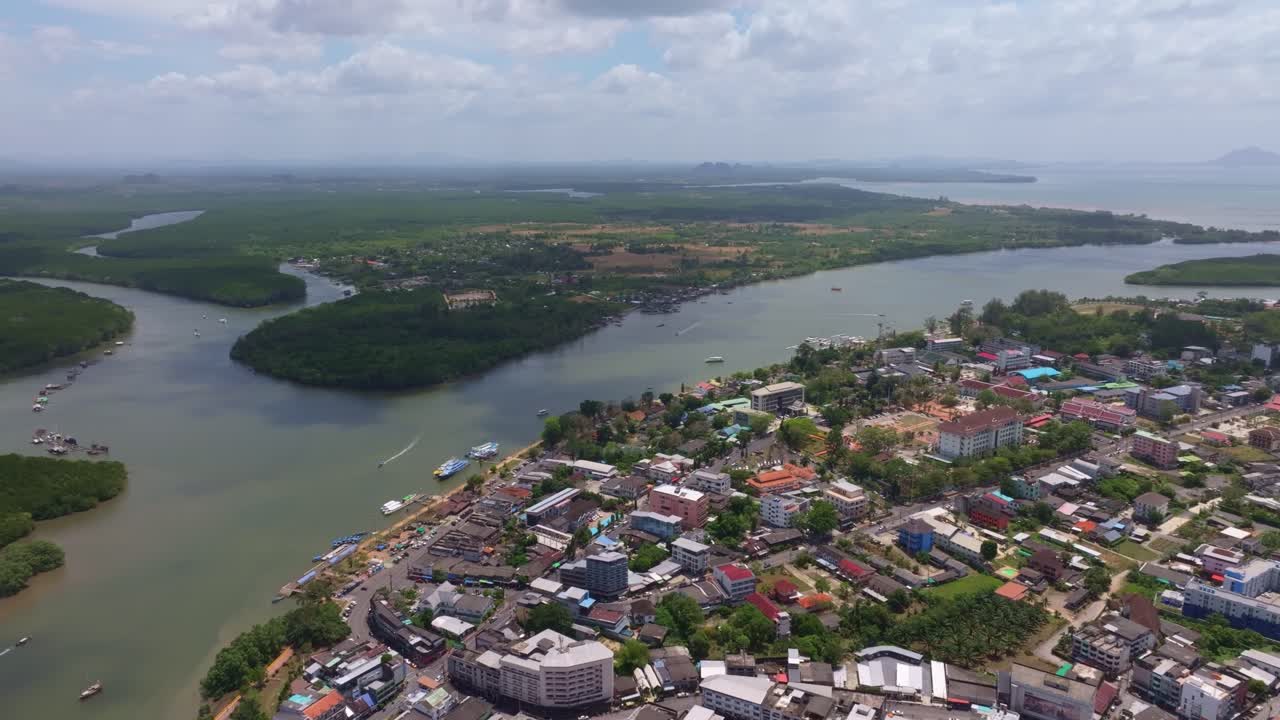 Vista aerea con drone del villaggio di pescatori della città vecchia di Krabi, Thailandia