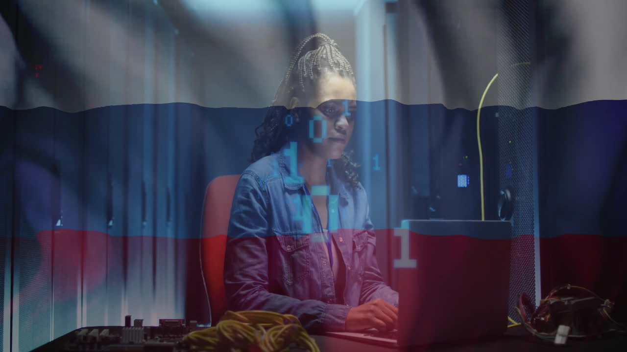 mujer trabajando en una computadora portátil con animación de código binario sobre la bandera rusa