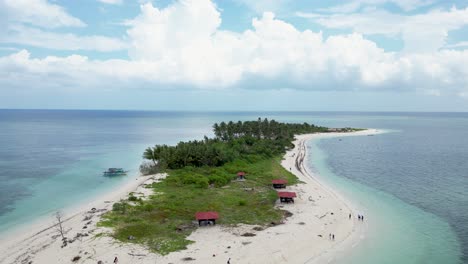 El-Retroceso-Aéreo-Revela-La-Isla-Canimeran-Balabac-Y-La-Cabaña-De-Bungalows-En-La-Playa-Tropical