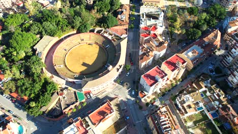 vista inclinada de la histórica ciudad de las colinas de fuengirola en españa
