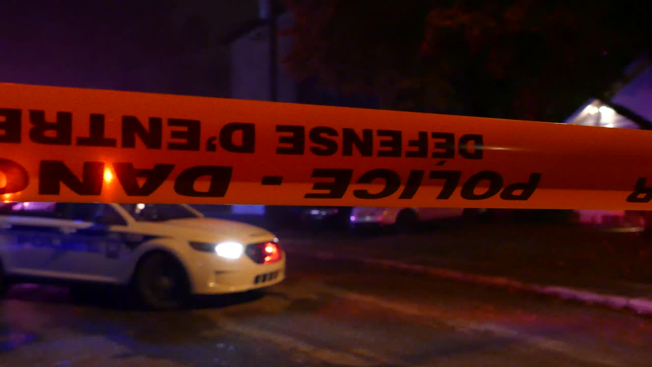 포드 타우루스 경찰 이 밤에 박이는 오렌지색 경찰 테이프