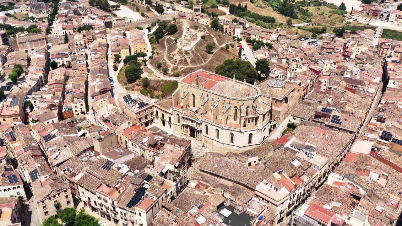 Vista aérea de un pueblo histórico con una iglesia y fortificaciones