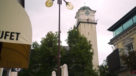 Stadt-Stadtzentrum-Erschossen-Und-Enthüllt-Die-Kirche-In-Der-Gasse