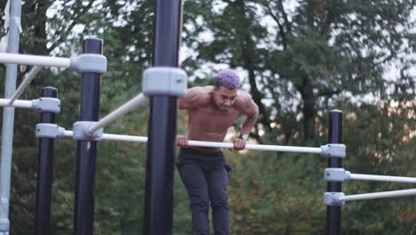 Dolly-Aufnahme-Eines-Jungen,-Zerrissenen-Mannes,-Der-In-Einem-Calisthenics-Sportpark-Im-Freien-Muscle-Ups-Macht