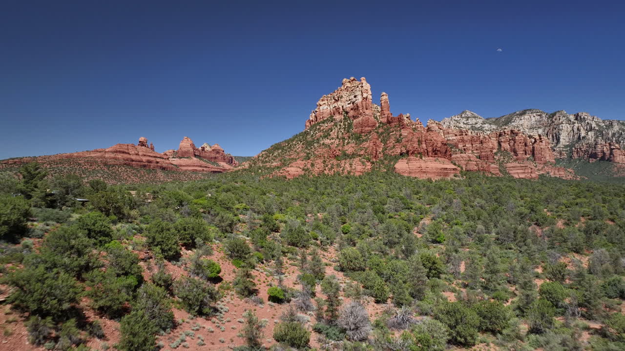 aérea sobre el paisaje con árboles hacia las llamativas formaciones rocosas rojas de sedona