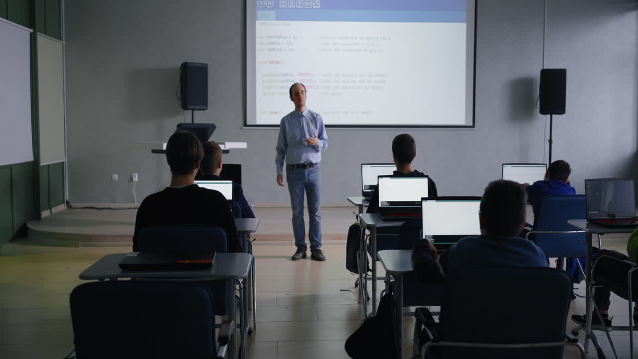 maestro que dirige una clase de ciencias de la computación
