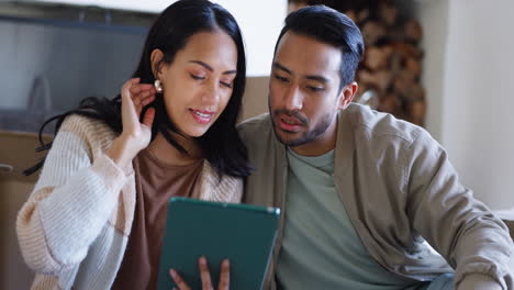 diseño de interiores y una pareja hablando