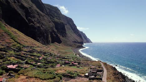 Vista-Aérea-De-Un-Pueblo-Remoto-En-La-épica-Costa-Del-Acantilado-Con-Océano-Azul,-Madeira