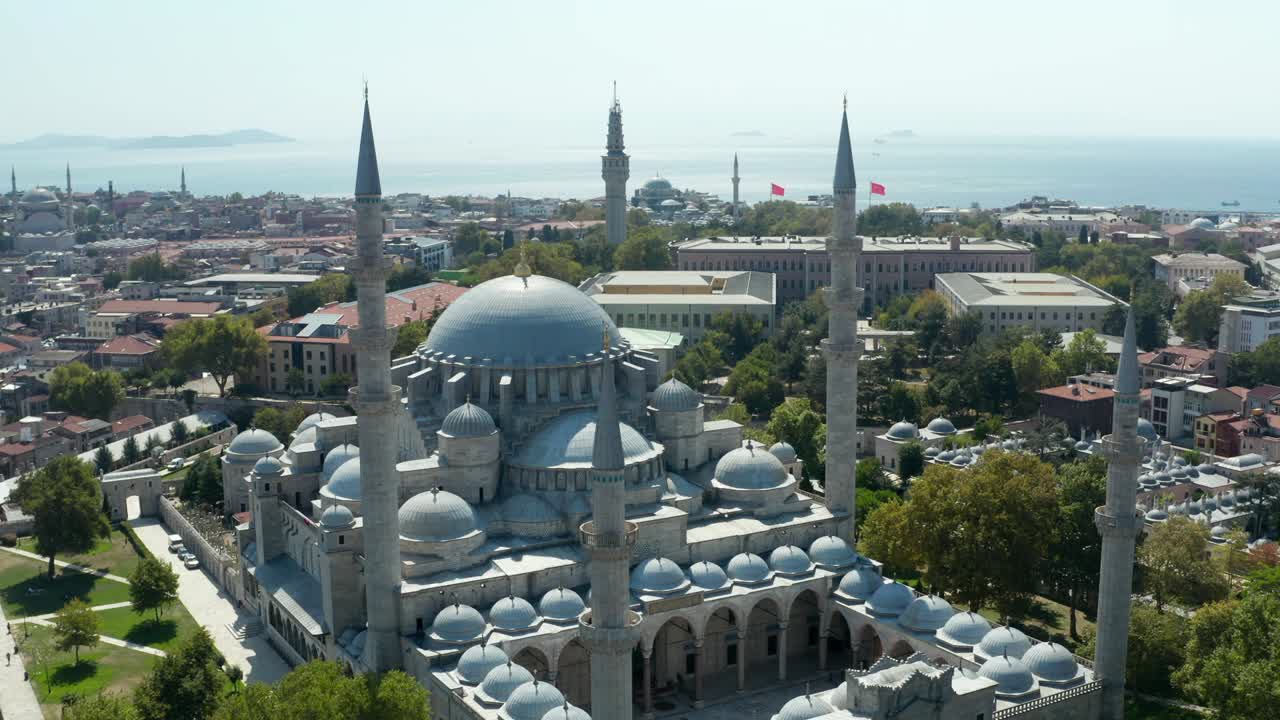 mezquita suleymaniye con cielo despejado e arquitectura impresionante en estambul, turquía, vista aérea desde arriba