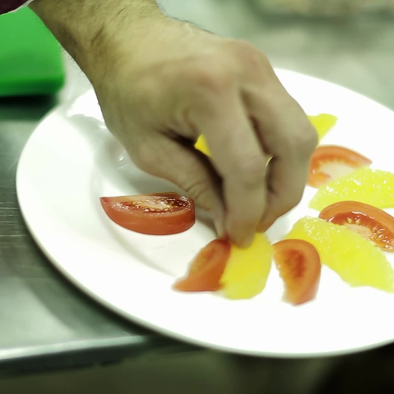 chef preparando ensalada en la cocina