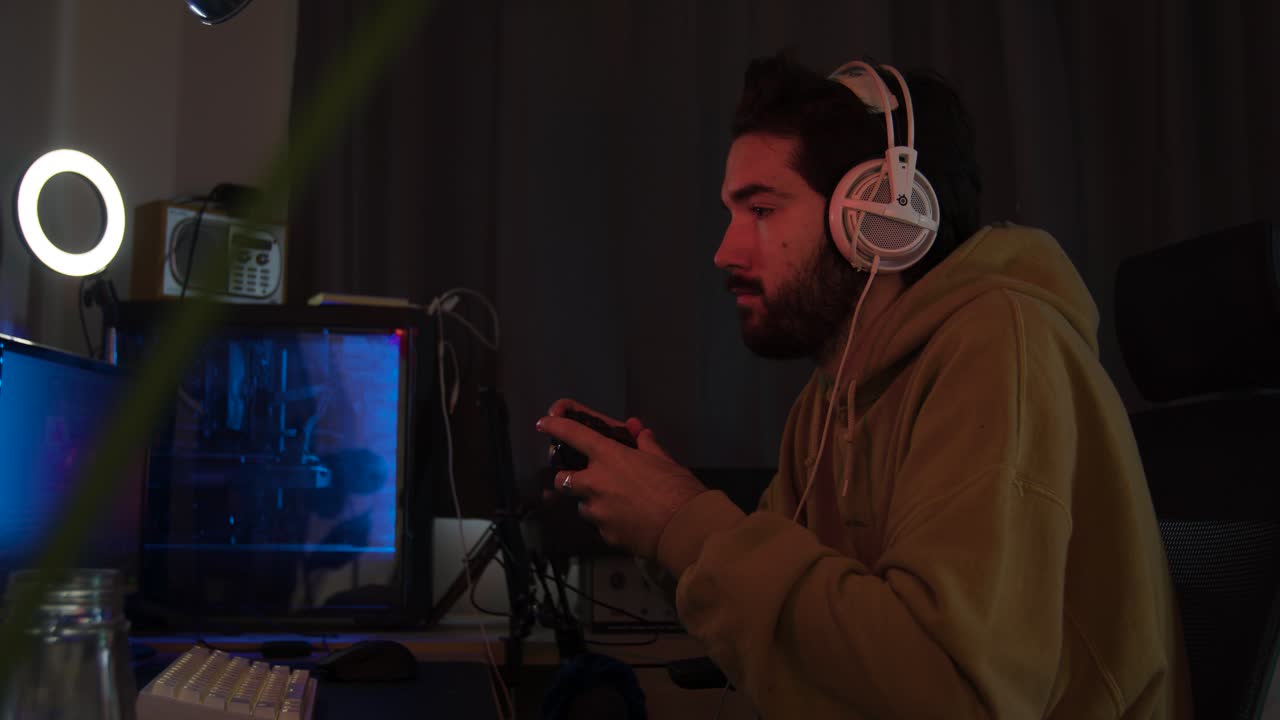 el juego masculino con un pad de juego se inclina hacia adelante en concentración