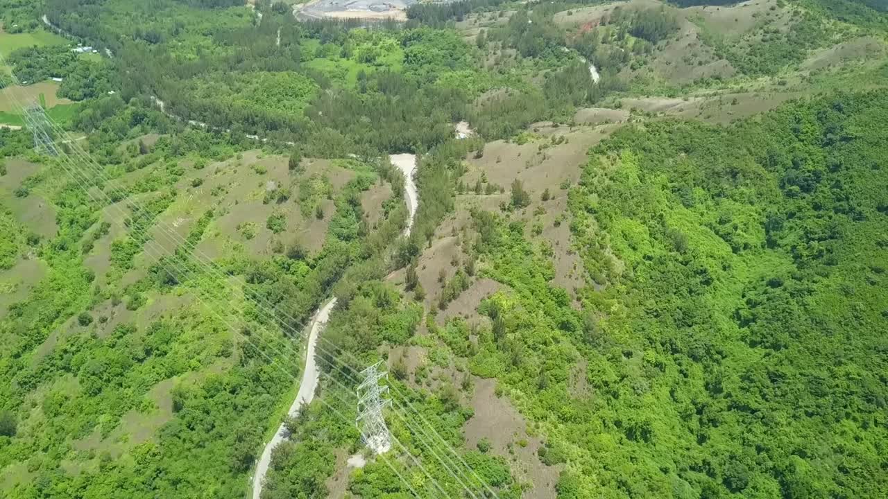 video aereo de una linea de transmision electrica en una zona montañosa
