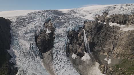 cierre de imágenes de drones del glaciar en el parque nacional de folgefonna en noruega