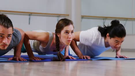 grupo de equipo de fitness haciendo flexiones