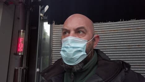 lugar de trabajo de lavado de autos de apertura masculina con máscara facial del virus de la corona ppe en la señal de alto