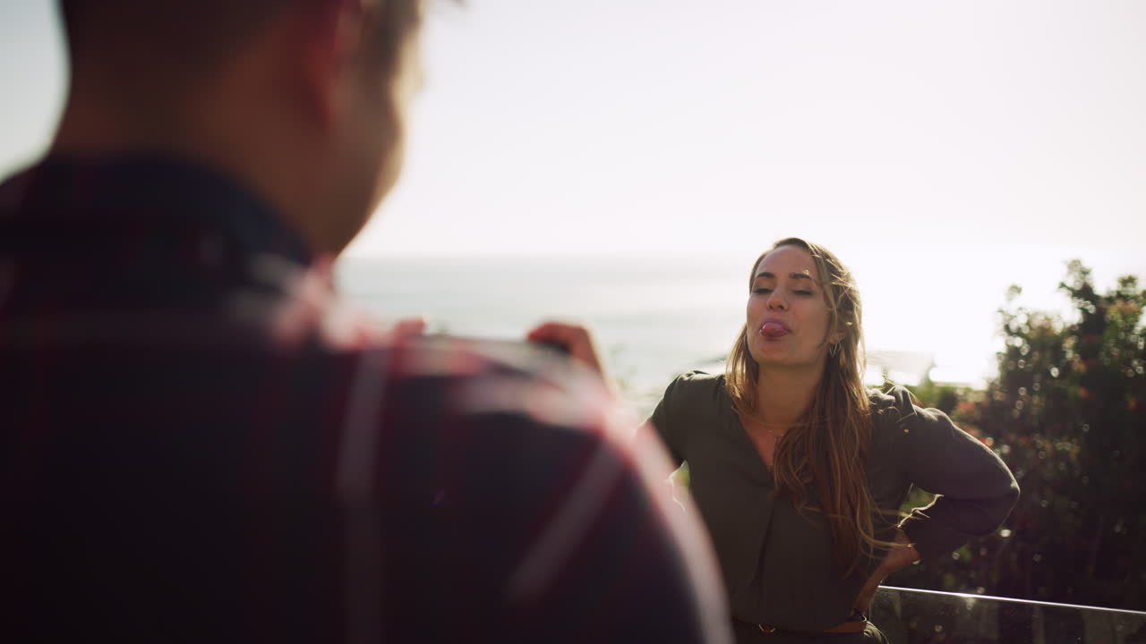 una hermosa mujer joven posando mientras su novio