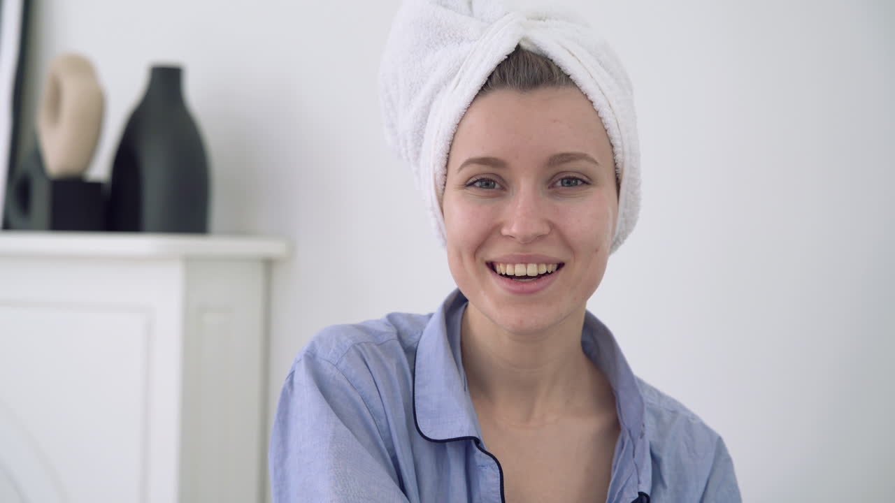 retrato de una joven mujer feliz mirando a la cámara