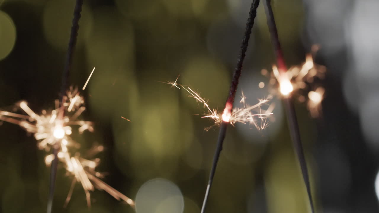 video de primer plano de chispas con bokeh y espacio de copia sobre fondo negro