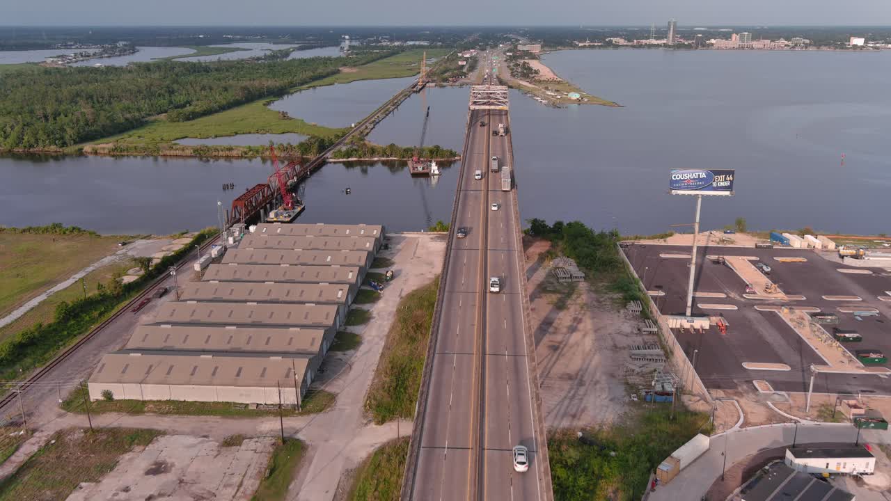 호레이스 윌킨슨 다리에서 미시시피 강을 여행하는 자동차의 공중