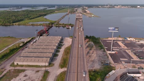 Antena-De-Coches-En-Viajar-Sobre-El-Río-Mississippi-En-El-Puente-Horace-Wilkinson