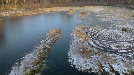 Nahflug-Aus-Der-Luft-über-Schneebedecktes-Sumpfgebiet-Im-Winter