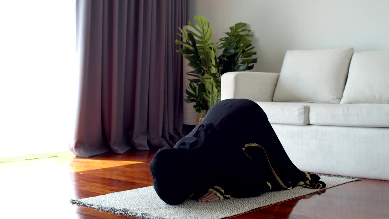 젊은 이슬람 여성이 기도하고 이슬람 신앙을 실천하고 있습니다.