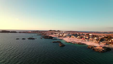 fotografía aérea de la pintoresca playa de bahía inglesa rodeada de formaciones rocosas, coquimbo, chile