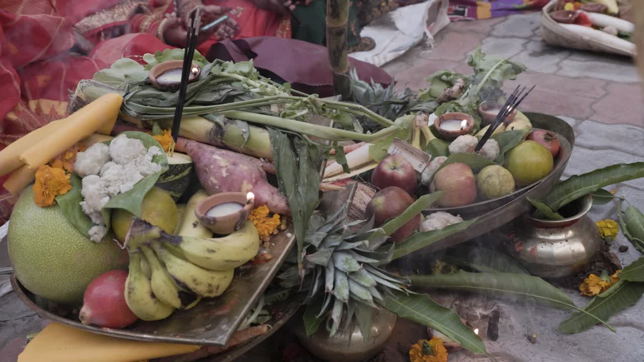 sagradas ofrendas de frutas para el dios sol hindú en el festival de chhath perspectiva única