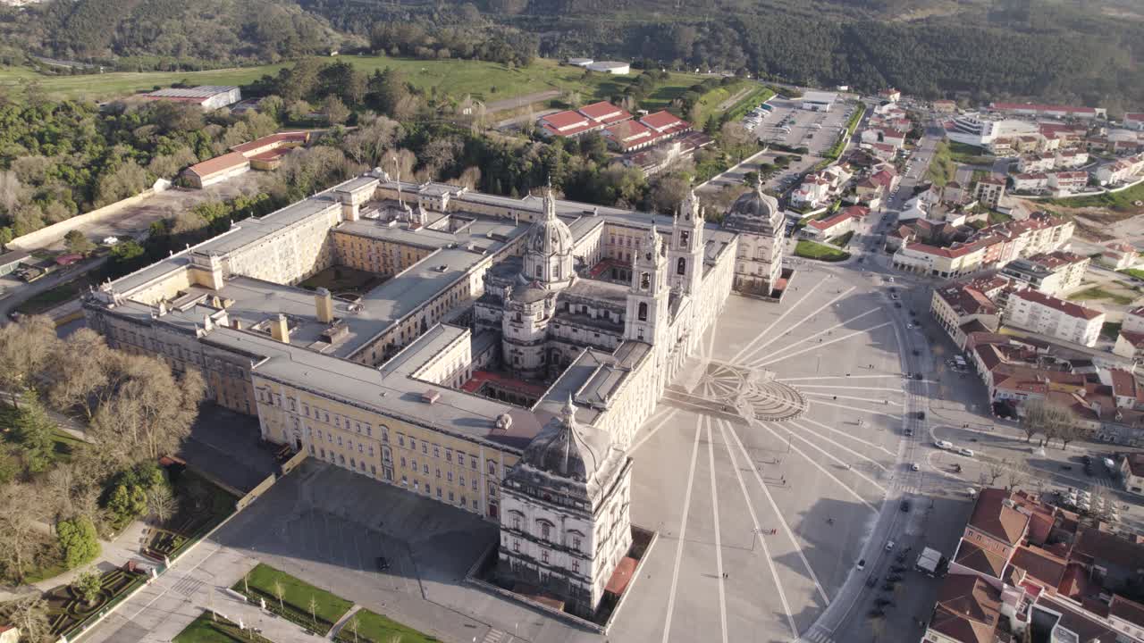 amanecer sobre el antiguo palacio romano en mafra, portugal, órbita panorámica aérea