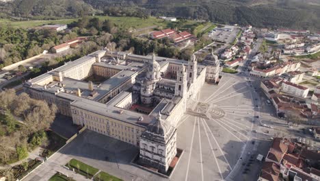 Sonnenaufgang-über-Dem-Alten-Römischen-Palast-In-Mafra,-Portugal,-Luftpanorama-Umlaufbahn