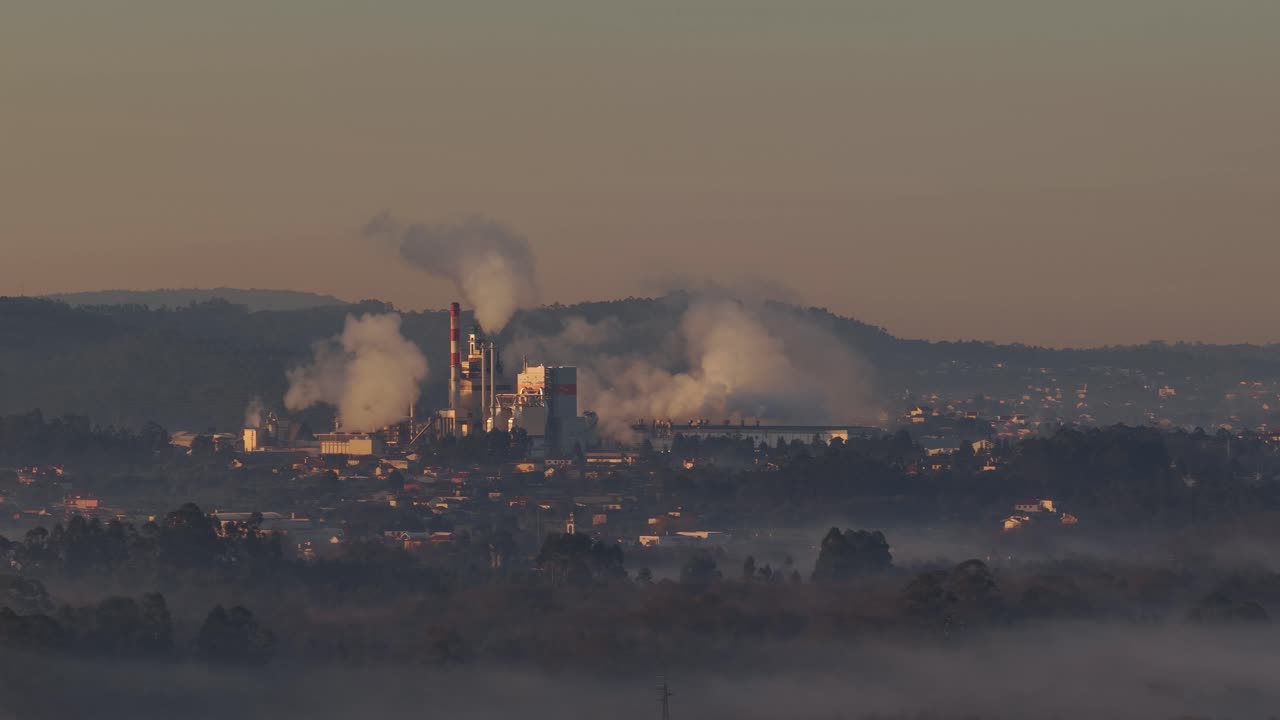 Fábrica na luz da manhã, vista aérea com zoom do drone