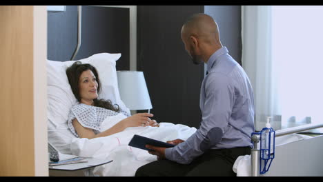 a paciente e o médico têm uma consulta no quarto do hospital.