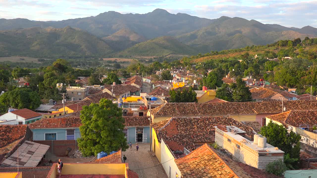 Una bellissima vista all'alba o al tramonto della pittoresca e affascinante città di Trinidad, Cuba