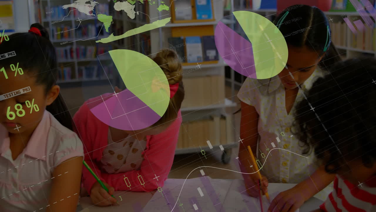 animación del procesamiento de datos y diagramas sobre diversos estudiantes que escriben en la biblioteca