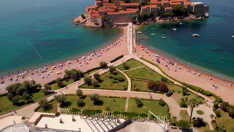 Parque-Sveti-Stefan,-Isla-Y-Playa-Con-Turistas-Durante-El-Verano-En-Budva,-Montenegro