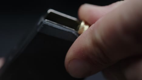 손가락으로 총알을 총기 매거진에 넣고